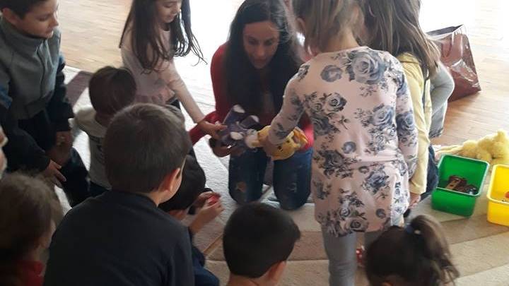 След обучение в Малта / по проект от програмата Еразъм +/, Цветалина Миланова обучава децата от предучилищните групи съвсем безплатно през цялата година.